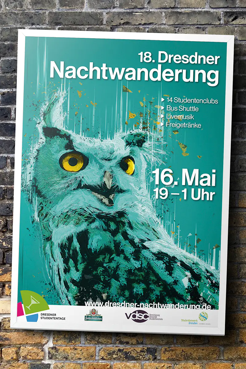 Plakat der 18. Dresdner Nachtwanderung in Türkis mit einer stilisierten Eule im Grunge-Look, gerahmt an einer Ziegelwand. Ein Event-Printdesign von foxdot.me.